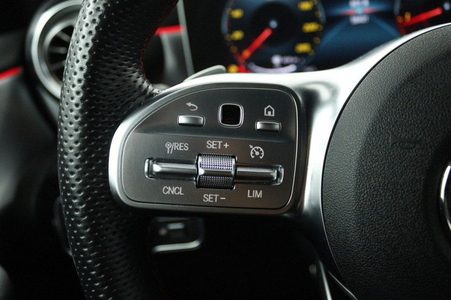 Mercedes-Benz A-Klasse 180 Business Solution AMG (SFEERVERLICHTING, STOELVERWARMING, ACHTERUITRIJCAMERA, NAVIGATIE, SENSOREN)