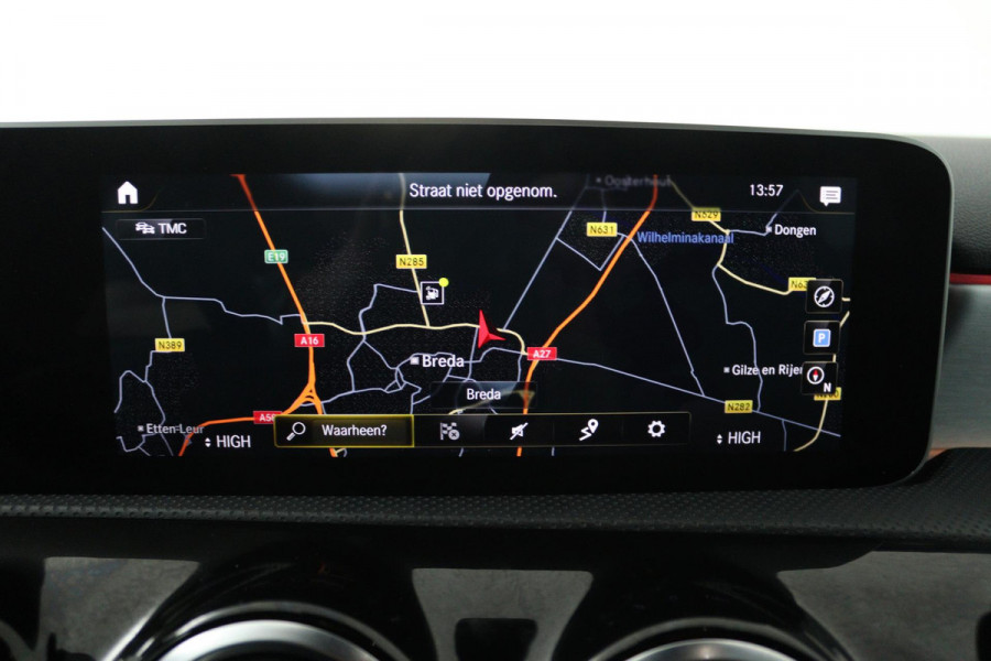Mercedes-Benz A-Klasse 180 Business Solution AMG (SFEERVERLICHTING, STOELVERWARMING, ACHTERUITRIJCAMERA, NAVIGATIE, SENSOREN)