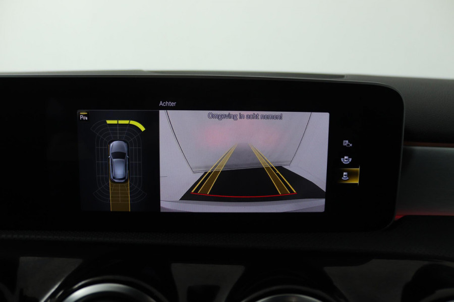 Mercedes-Benz A-Klasse 180 Business Solution AMG (SFEERVERLICHTING, STOELVERWARMING, ACHTERUITRIJCAMERA, NAVIGATIE, SENSOREN)