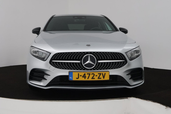 Mercedes-Benz A-Klasse 180 Business Solution AMG (SFEERVERLICHTING, STOELVERWARMING, ACHTERUITRIJCAMERA, NAVIGATIE, SENSOREN)