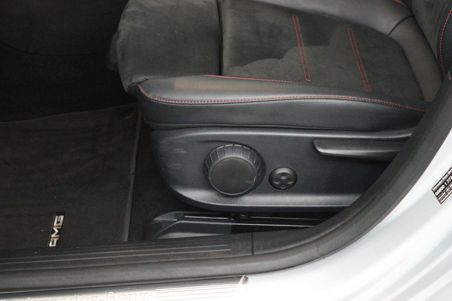 Mercedes-Benz A-Klasse 180 Business Solution AMG (SFEERVERLICHTING, STOELVERWARMING, ACHTERUITRIJCAMERA, NAVIGATIE, SENSOREN)