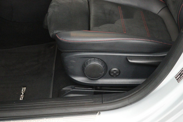 Mercedes-Benz A-Klasse 180 Business Solution AMG (SFEERVERLICHTING, STOELVERWARMING, ACHTERUITRIJCAMERA, NAVIGATIE, SENSOREN)