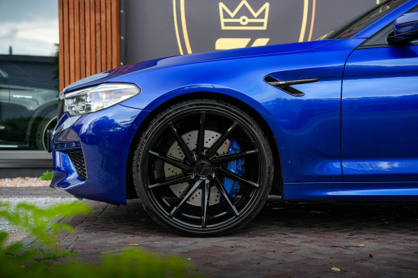BMW 5 Serie M5  F90 Schuifdak Marina Blue 22'' Vossen Downpipe