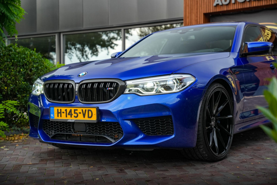 BMW 5 Serie M5  F90 Schuifdak Marina Blue 22'' Vossen Downpipe