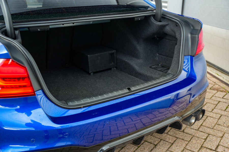 BMW 5 Serie M5  F90 Schuifdak Marina Blue 22'' Vossen Downpipe