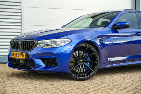 BMW 5 Serie M5  F90 Schuifdak Marina Blue 22'' Vossen Downpipe