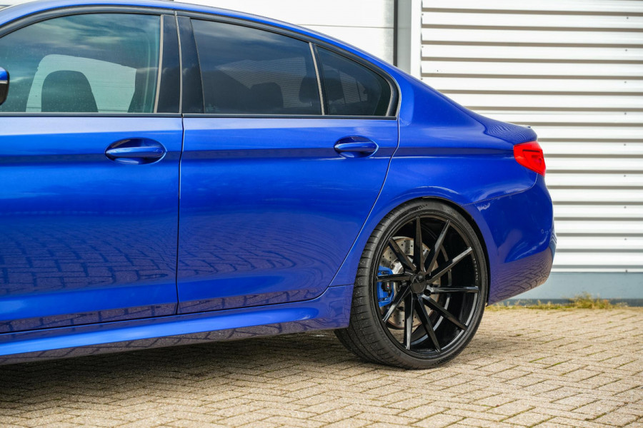 BMW 5 Serie M5  F90 Schuifdak Marina Blue 22'' Vossen Downpipe