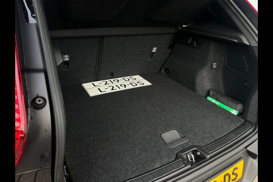 Volvo XC40 1.5 T2 Momentum Core NL AUTO | DEALER ONDERH | WEGKLAPBARE TREKHAAK | CAMERA | CARPLAY |