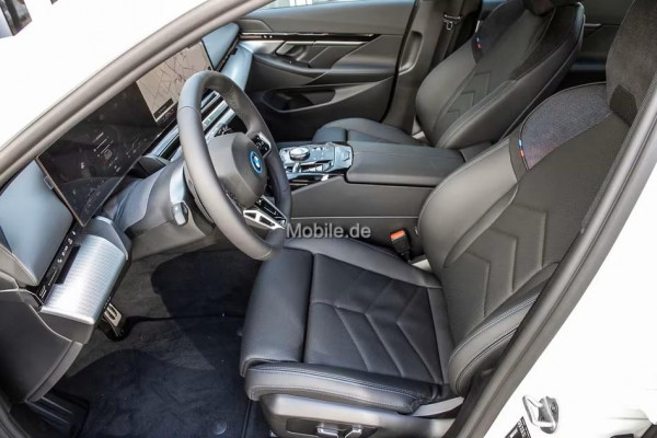 BMW 5 Serie Touring 530e xDrive M-SPORT ** LED, NAVI+, LEDER, 19-inch LMV, ALARM, M-ONDERSTEL ** 1e EIG - UNFALLFREI - € 17.900,= onder NP ** ** INFORMEER OOK NAAR ONZE AANTREKKELIJKE FINANCIAL-LEASE TARIEVEN **