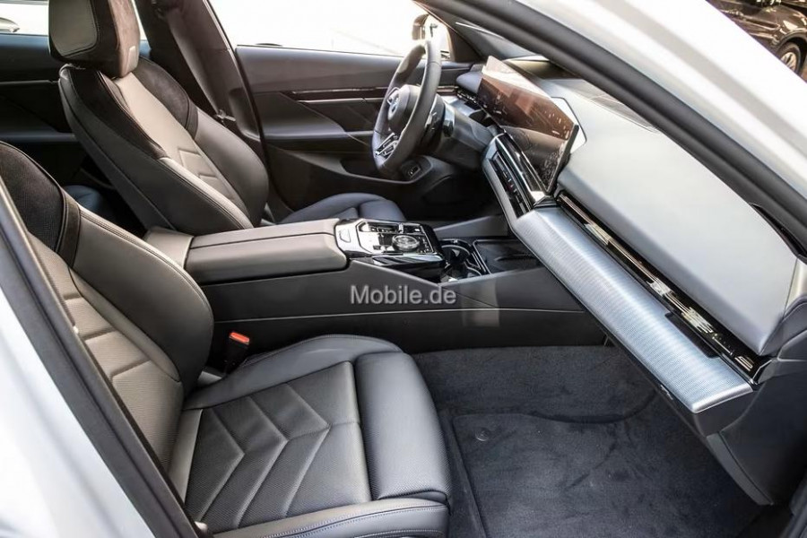 BMW 5 Serie Touring 530e xDrive M-SPORT ** LED, NAVI+, LEDER, 19-inch LMV, ALARM, M-ONDERSTEL ** 1e EIG - UNFALLFREI - € 17.900,= onder NP ** ** INFORMEER OOK NAAR ONZE AANTREKKELIJKE FINANCIAL-LEASE TARIEVEN **