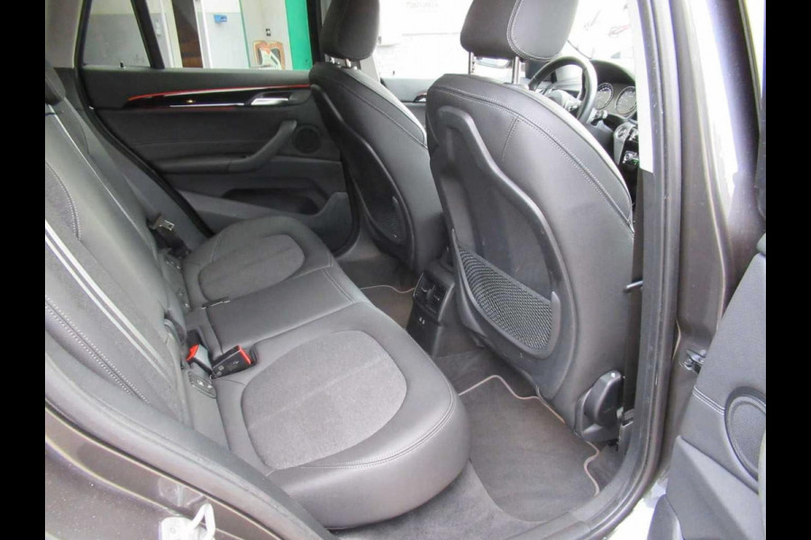 BMW X1 sDrive18i SPORTLINE ** LED, NAVI+, HALF-LEDER, TREKH, PRIVACY, ELECTR. A-KLEP ** 1e EIG - UNFALLFREI - 47 dkm (!) ** ** INFORMEER OOK NAAR ONZE AANTREKKELIJKE FINANCIAL-LEASE TARIEVEN **