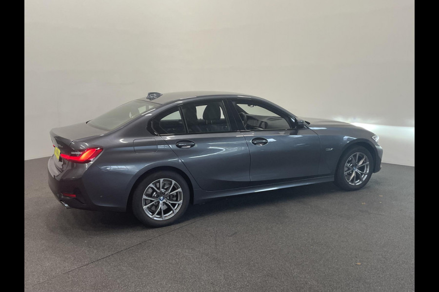 BMW 3-serie 330e Sport Line 292 pk Aut Airco ECC Cruise Control Stoelverwarming Live Cockpit Pro PDC VA + Camera Full LED