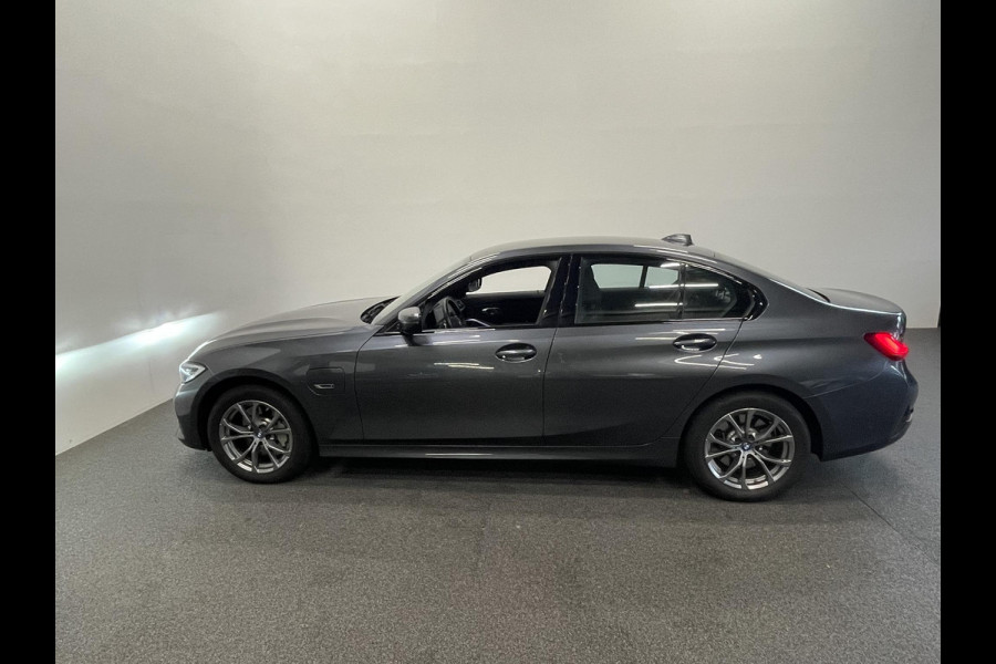BMW 3-serie 330e Sport Line 292 pk Aut Airco ECC Cruise Control Stoelverwarming Live Cockpit Pro PDC VA + Camera Full LED