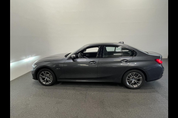 BMW 3-serie 330e Sport Line 292 pk Aut Airco ECC Cruise Control Stoelverwarming Live Cockpit Pro PDC VA + Camera Full LED