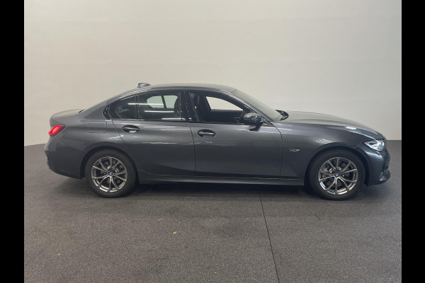 BMW 3-serie 330e Sport Line 292 pk Aut Airco ECC Cruise Control Stoelverwarming Live Cockpit Pro PDC VA + Camera Full LED