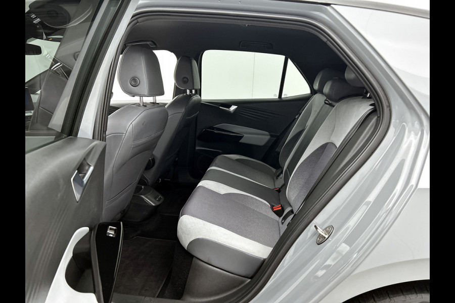 Volkswagen ID.3 First Plus 58 kWh / Trekhaak / Pdc.+Camera / Airco-ecc./ Navigatie / Xenon / Stoelverwarming / Apk 11-2026