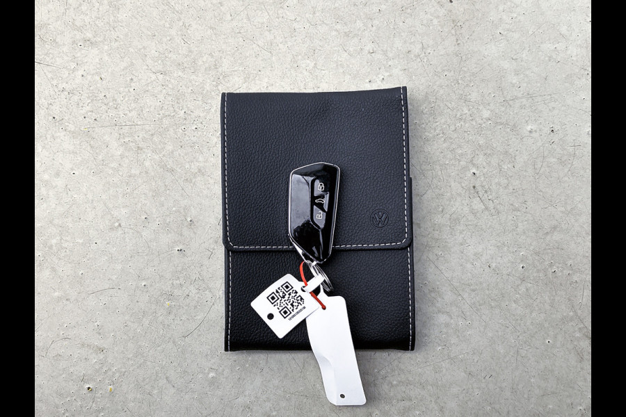 Volkswagen ID.3 First Plus 58 kWh / Trekhaak / Pdc.+Camera / Airco-ecc./ Navigatie / Xenon / Stoelverwarming / Apk 11-2026