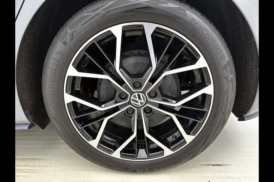 Volkswagen ID.3 First Plus 58 kWh / Trekhaak / Pdc.+Camera / Airco-ecc./ Navigatie / Xenon / Stoelverwarming / Apk 11-2026