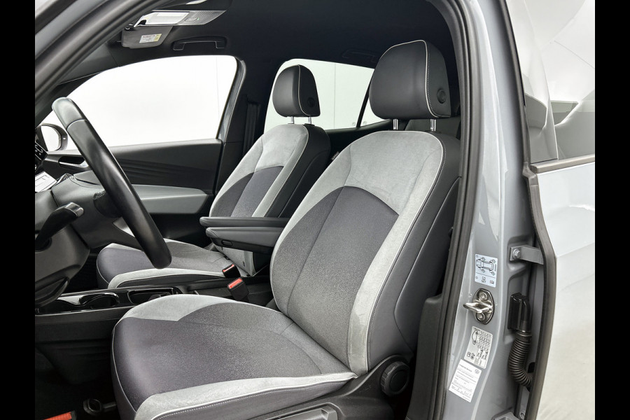 Volkswagen ID.3 First Plus 58 kWh / Trekhaak / Pdc.+Camera / Airco-ecc./ Navigatie / Xenon / Stoelverwarming / Apk 11-2026