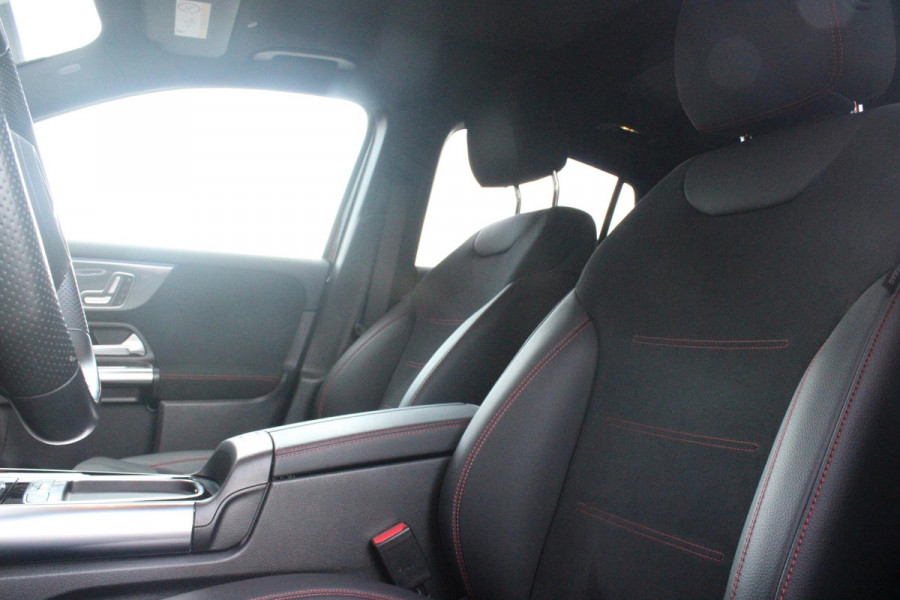 Mercedes-Benz GLA 250 e AMG LINE "NIEUW MODEL!" | PANORAMISCH SCHUIF/KANTEL DAK | ELEKTRISCH BEDIENBARE VOORSTOELEN MET GEHEUGENFUNCTIE EN "ZITKINEMATICA" | DRAADLOZE APPLE CARPLAY/ANDROID AUTO | NIGHT PAKKET: DAKRELING ZWART, ZIJRUITEN EN ACHTERRUITEN ZWART, LICHTMETALEN VELGEN 19" ZWART | HEAD UP DISPLAY | REALITY-NAVIGATIE  | 360° CAMERA | MULTI BEAM LED KOPLAMPEN | DODEHOEK DETECTIE | ADAPTIVE CRUISE CONTROL | KEYLESS GO | SFEER VERLICHTING | ELEKTRISCH BEDIENBARE ACHTERKLEP | DRAADLOZE TELEFOONLADER |