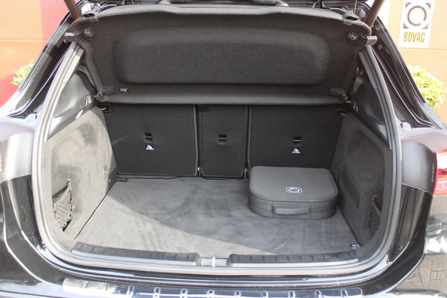 Mercedes-Benz GLA 250 e AMG LINE "NIEUW MODEL!" | PANORAMISCH SCHUIF/KANTEL DAK | ELEKTRISCH BEDIENBARE VOORSTOELEN MET GEHEUGENFUNCTIE EN "ZITKINEMATICA" | DRAADLOZE APPLE CARPLAY/ANDROID AUTO | NIGHT PAKKET: DAKRELING ZWART, ZIJRUITEN EN ACHTERRUITEN ZWART, LICHTMETALEN VELGEN 19" ZWART | HEAD UP DISPLAY | REALITY-NAVIGATIE  | 360° CAMERA | MULTI BEAM LED KOPLAMPEN | DODEHOEK DETECTIE | ADAPTIVE CRUISE CONTROL | KEYLESS GO | SFEER VERLICHTING | ELEKTRISCH BEDIENBARE ACHTERKLEP | DRAADLOZE TELEFOONLADER |