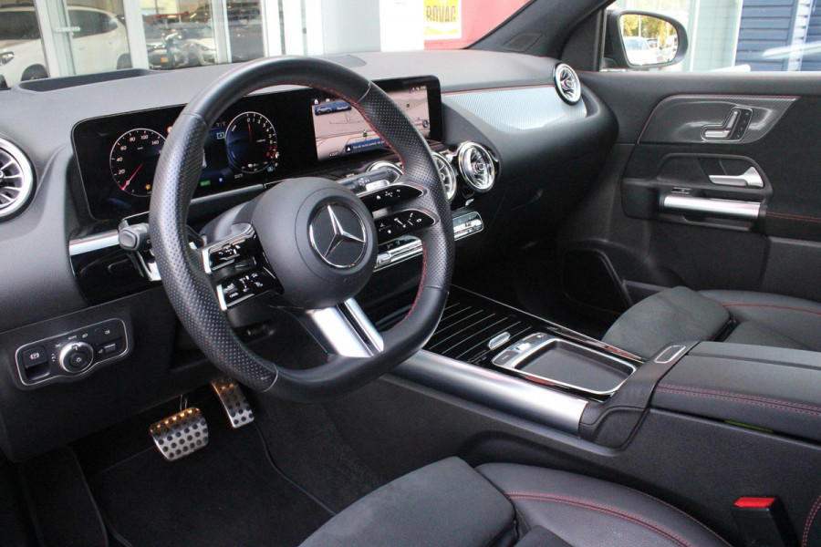 Mercedes-Benz GLA 250 e AMG LINE "NIEUW MODEL!" | PANORAMISCH SCHUIF/KANTEL DAK | ELEKTRISCH BEDIENBARE VOORSTOELEN MET GEHEUGENFUNCTIE EN "ZITKINEMATICA" | DRAADLOZE APPLE CARPLAY/ANDROID AUTO | NIGHT PAKKET: DAKRELING ZWART, ZIJRUITEN EN ACHTERRUITEN ZWART, LICHTMETALEN VELGEN 19" ZWART | HEAD UP DISPLAY | REALITY-NAVIGATIE  | 360° CAMERA | MULTI BEAM LED KOPLAMPEN | DODEHOEK DETECTIE | ADAPTIVE CRUISE CONTROL | KEYLESS GO | SFEER VERLICHTING | ELEKTRISCH BEDIENBARE ACHTERKLEP | DRAADLOZE TELEFOONLADER |