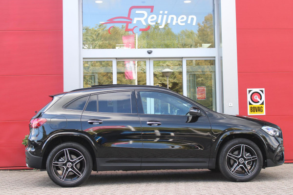 Mercedes-Benz GLA 250 e AMG LINE "NIEUW MODEL!" | PANORAMISCH SCHUIF/KANTEL DAK | ELEKTRISCH BEDIENBARE VOORSTOELEN MET GEHEUGENFUNCTIE EN "ZITKINEMATICA" | DRAADLOZE APPLE CARPLAY/ANDROID AUTO | NIGHT PAKKET: DAKRELING ZWART, ZIJRUITEN EN ACHTERRUITEN ZWART, LICHTMETALEN VELGEN 19" ZWART | HEAD UP DISPLAY | REALITY-NAVIGATIE  | 360° CAMERA | MULTI BEAM LED KOPLAMPEN | DODEHOEK DETECTIE | ADAPTIVE CRUISE CONTROL | KEYLESS GO | SFEER VERLICHTING | ELEKTRISCH BEDIENBARE ACHTERKLEP | DRAADLOZE TELEFOONLADER |