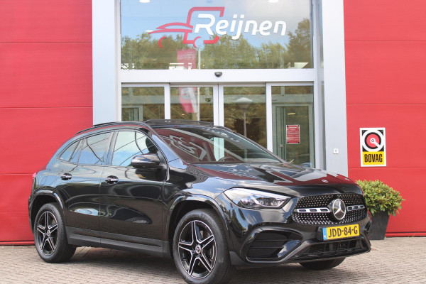 Mercedes-Benz GLA 250 e AMG LINE "NIEUW MODEL!" | PANORAMISCH SCHUIF/KANTEL DAK | ELEKTRISCH BEDIENBARE VOORSTOELEN MET GEHEUGENFUNCTIE EN "ZITKINEMATICA" | DRAADLOZE APPLE CARPLAY/ANDROID AUTO | NIGHT PAKKET: DAKRELING ZWART, ZIJRUITEN EN ACHTERRUITEN ZWART, LICHTMETALEN VELGEN 19" ZWART | HEAD UP DISPLAY | REALITY-NAVIGATIE  | 360° CAMERA | MULTI BEAM LED KOPLAMPEN | DODEHOEK DETECTIE | ADAPTIVE CRUISE CONTROL | KEYLESS GO | SFEER VERLICHTING | ELEKTRISCH BEDIENBARE ACHTERKLEP | DRAADLOZE TELEFOONLADER |