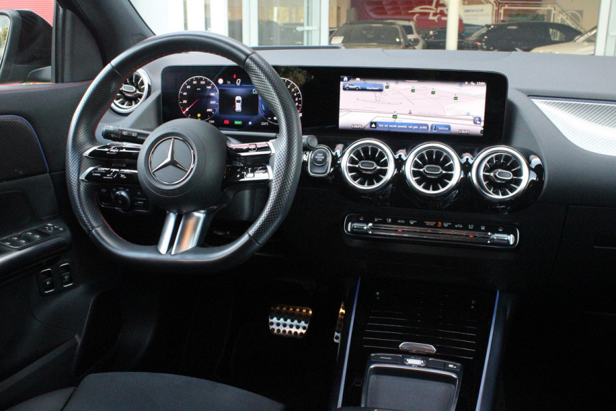 Mercedes-Benz GLA 250 e AMG LINE "NIEUW MODEL!" | PANORAMISCH SCHUIF/KANTEL DAK | ELEKTRISCH BEDIENBARE VOORSTOELEN MET GEHEUGENFUNCTIE EN "ZITKINEMATICA" | DRAADLOZE APPLE CARPLAY/ANDROID AUTO | NIGHT PAKKET: DAKRELING ZWART, ZIJRUITEN EN ACHTERRUITEN ZWART, LICHTMETALEN VELGEN 19" ZWART | HEAD UP DISPLAY | REALITY-NAVIGATIE  | 360° CAMERA | MULTI BEAM LED KOPLAMPEN | DODEHOEK DETECTIE | ADAPTIVE CRUISE CONTROL | KEYLESS GO | SFEER VERLICHTING | ELEKTRISCH BEDIENBARE ACHTERKLEP | DRAADLOZE TELEFOONLADER |