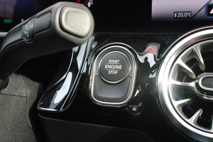 Mercedes-Benz GLA 250 e AMG LINE "NIEUW MODEL!" | PANORAMISCH SCHUIF/KANTEL DAK | ELEKTRISCH BEDIENBARE VOORSTOELEN MET GEHEUGENFUNCTIE EN "ZITKINEMATICA" | DRAADLOZE APPLE CARPLAY/ANDROID AUTO | NIGHT PAKKET: DAKRELING ZWART, ZIJRUITEN EN ACHTERRUITEN ZWART, LICHTMETALEN VELGEN 19" ZWART | HEAD UP DISPLAY | REALITY-NAVIGATIE  | 360° CAMERA | MULTI BEAM LED KOPLAMPEN | DODEHOEK DETECTIE | ADAPTIVE CRUISE CONTROL | KEYLESS GO | SFEER VERLICHTING | ELEKTRISCH BEDIENBARE ACHTERKLEP | DRAADLOZE TELEFOONLADER |