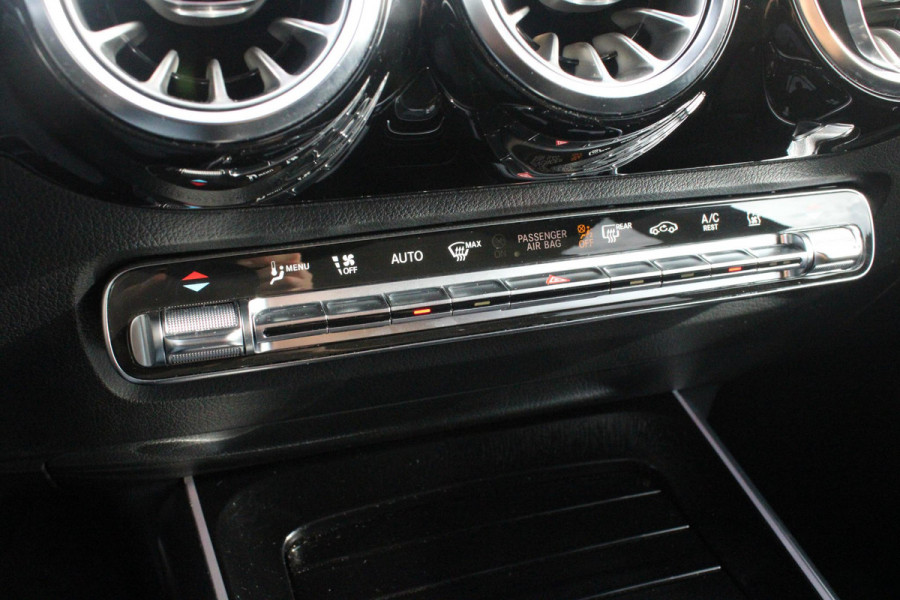 Mercedes-Benz GLA 250 e AMG LINE "NIEUW MODEL!" | PANORAMISCH SCHUIF/KANTEL DAK | ELEKTRISCH BEDIENBARE VOORSTOELEN MET GEHEUGENFUNCTIE EN "ZITKINEMATICA" | DRAADLOZE APPLE CARPLAY/ANDROID AUTO | NIGHT PAKKET: DAKRELING ZWART, ZIJRUITEN EN ACHTERRUITEN ZWART, LICHTMETALEN VELGEN 19" ZWART | HEAD UP DISPLAY | REALITY-NAVIGATIE  | 360° CAMERA | MULTI BEAM LED KOPLAMPEN | DODEHOEK DETECTIE | ADAPTIVE CRUISE CONTROL | KEYLESS GO | SFEER VERLICHTING | ELEKTRISCH BEDIENBARE ACHTERKLEP | DRAADLOZE TELEFOONLADER |