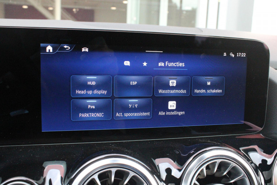 Mercedes-Benz GLA 250 e AMG LINE "NIEUW MODEL!" | PANORAMISCH SCHUIF/KANTEL DAK | ELEKTRISCH BEDIENBARE VOORSTOELEN MET GEHEUGENFUNCTIE EN "ZITKINEMATICA" | DRAADLOZE APPLE CARPLAY/ANDROID AUTO | NIGHT PAKKET: DAKRELING ZWART, ZIJRUITEN EN ACHTERRUITEN ZWART, LICHTMETALEN VELGEN 19" ZWART | HEAD UP DISPLAY | REALITY-NAVIGATIE  | 360° CAMERA | MULTI BEAM LED KOPLAMPEN | DODEHOEK DETECTIE | ADAPTIVE CRUISE CONTROL | KEYLESS GO | SFEER VERLICHTING | ELEKTRISCH BEDIENBARE ACHTERKLEP | DRAADLOZE TELEFOONLADER |