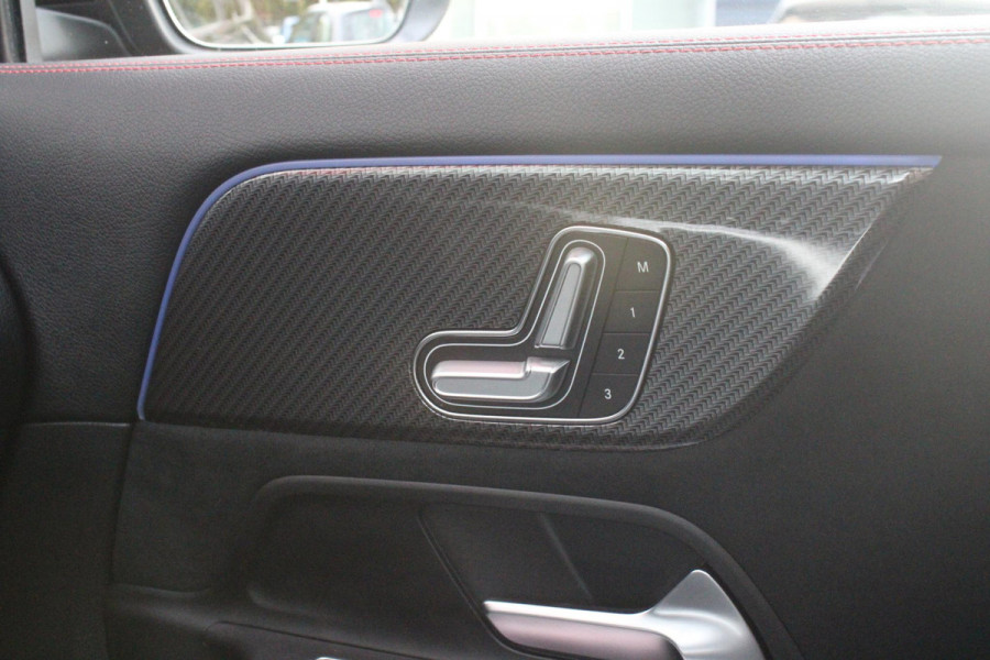 Mercedes-Benz GLA 250 e AMG LINE "NIEUW MODEL!" | PANORAMISCH SCHUIF/KANTEL DAK | ELEKTRISCH BEDIENBARE VOORSTOELEN MET GEHEUGENFUNCTIE EN "ZITKINEMATICA" | DRAADLOZE APPLE CARPLAY/ANDROID AUTO | NIGHT PAKKET: DAKRELING ZWART, ZIJRUITEN EN ACHTERRUITEN ZWART, LICHTMETALEN VELGEN 19" ZWART | HEAD UP DISPLAY | REALITY-NAVIGATIE  | 360° CAMERA | MULTI BEAM LED KOPLAMPEN | DODEHOEK DETECTIE | ADAPTIVE CRUISE CONTROL | KEYLESS GO | SFEER VERLICHTING | ELEKTRISCH BEDIENBARE ACHTERKLEP | DRAADLOZE TELEFOONLADER |