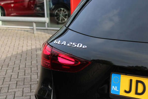 Mercedes-Benz GLA 250 e AMG LINE "NIEUW MODEL!" | PANORAMISCH SCHUIF/KANTEL DAK | ELEKTRISCH BEDIENBARE VOORSTOELEN MET GEHEUGENFUNCTIE EN "ZITKINEMATICA" | DRAADLOZE APPLE CARPLAY/ANDROID AUTO | NIGHT PAKKET: DAKRELING ZWART, ZIJRUITEN EN ACHTERRUITEN ZWART, LICHTMETALEN VELGEN 19" ZWART | HEAD UP DISPLAY | REALITY-NAVIGATIE  | 360° CAMERA | MULTI BEAM LED KOPLAMPEN | DODEHOEK DETECTIE | ADAPTIVE CRUISE CONTROL | KEYLESS GO | SFEER VERLICHTING | ELEKTRISCH BEDIENBARE ACHTERKLEP | DRAADLOZE TELEFOONLADER |