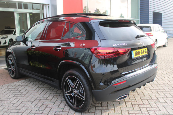 Mercedes-Benz GLA 250 e AMG LINE "NIEUW MODEL!" | PANORAMISCH SCHUIF/KANTEL DAK | ELEKTRISCH BEDIENBARE VOORSTOELEN MET GEHEUGENFUNCTIE EN "ZITKINEMATICA" | DRAADLOZE APPLE CARPLAY/ANDROID AUTO | NIGHT PAKKET: DAKRELING ZWART, ZIJRUITEN EN ACHTERRUITEN ZWART, LICHTMETALEN VELGEN 19" ZWART | HEAD UP DISPLAY | REALITY-NAVIGATIE  | 360° CAMERA | MULTI BEAM LED KOPLAMPEN | DODEHOEK DETECTIE | ADAPTIVE CRUISE CONTROL | KEYLESS GO | SFEER VERLICHTING | ELEKTRISCH BEDIENBARE ACHTERKLEP | DRAADLOZE TELEFOONLADER |
