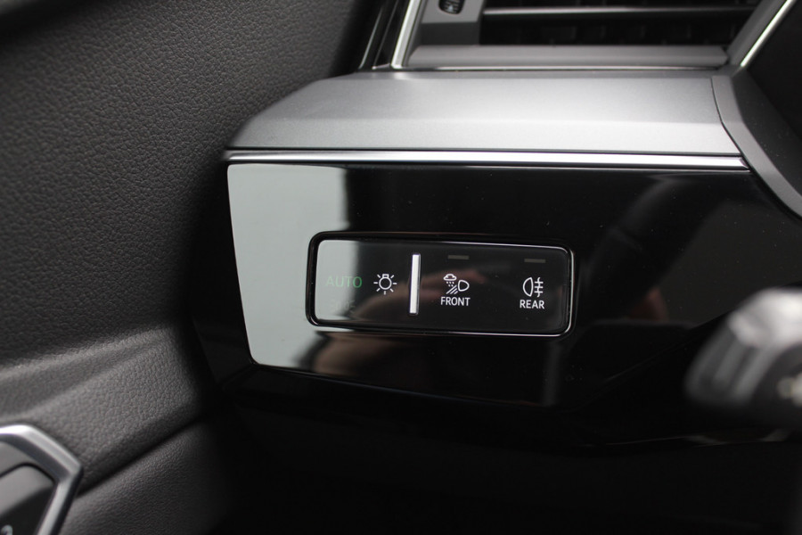 Audi e-tron Sportback 50 quattro S edition 71 kWh / SOH 94,4% / Trekhaak / Panoramadak / Camera / Luchtvering / 20'' / Leder&Alcantara / DAB / ACC / Navigatie / Stoelverwarming