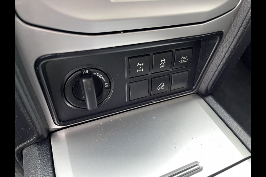 Toyota Land Cruiser 2.8 D-4D-F 177pk Challenger High Roof Blind Van 4x4 grijs kenteken / vaste prijs rijklaar € 34.950 ex btw / lease vanaf € 570 / trekhaak 3500 kg / zilver metallic / euro 6 diesel / leer / automaat