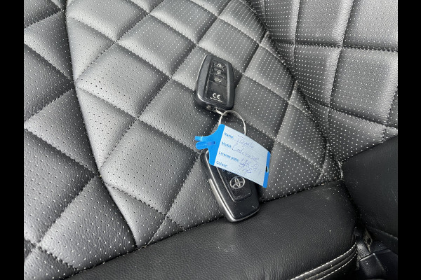 Toyota Land Cruiser 2.8 D-4D-F 177pk Challenger High Roof Blind Van 4x4 grijs kenteken / vaste prijs rijklaar € 34.950 ex btw / lease vanaf € 570 / trekhaak 3500 kg / zilver metallic / euro 6 diesel / leer / automaat