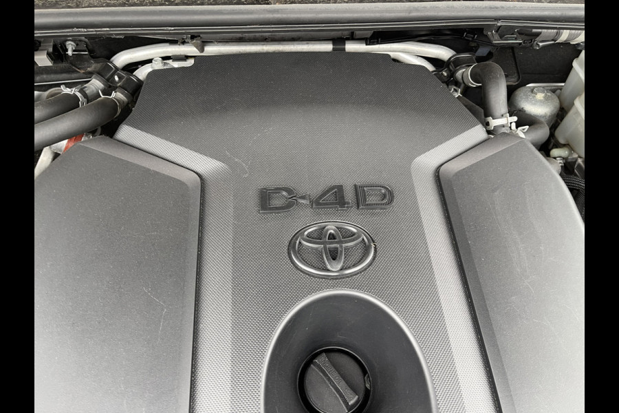 Toyota Land Cruiser 2.8 D-4D-F 177pk Challenger High Roof Blind Van 4x4 grijs kenteken / vaste prijs rijklaar € 34.950 ex btw / lease vanaf € 570 / trekhaak 3500 kg / zilver metallic / euro 6 diesel / leer / automaat