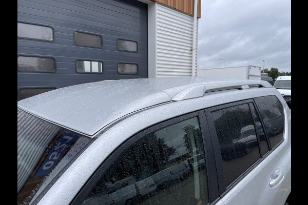 Toyota Land Cruiser 2.8 D-4D-F 177pk Challenger High Roof Blind Van 4x4 grijs kenteken / vaste prijs rijklaar € 34.950 ex btw / lease vanaf € 570 / trekhaak 3500 kg / zilver metallic / euro 6 diesel / leer / automaat