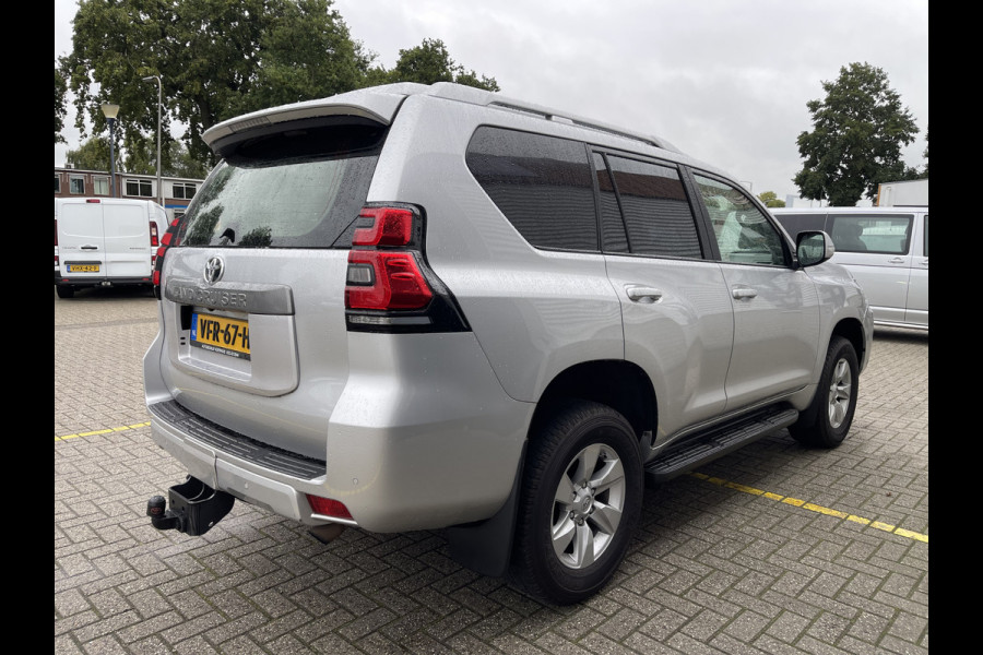 Toyota Land Cruiser 2.8 D-4D-F 177pk Challenger High Roof Blind Van 4x4 grijs kenteken / vaste prijs rijklaar € 34.950 ex btw / lease vanaf € 570 / trekhaak 3500 kg / zilver metallic / euro 6 diesel / leer / automaat