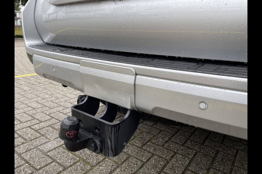 Toyota Land Cruiser 2.8 D-4D-F 177pk Challenger High Roof Blind Van 4x4 grijs kenteken / vaste prijs rijklaar € 34.950 ex btw / lease vanaf € 570 / trekhaak 3500 kg / zilver metallic / euro 6 diesel / leer / automaat