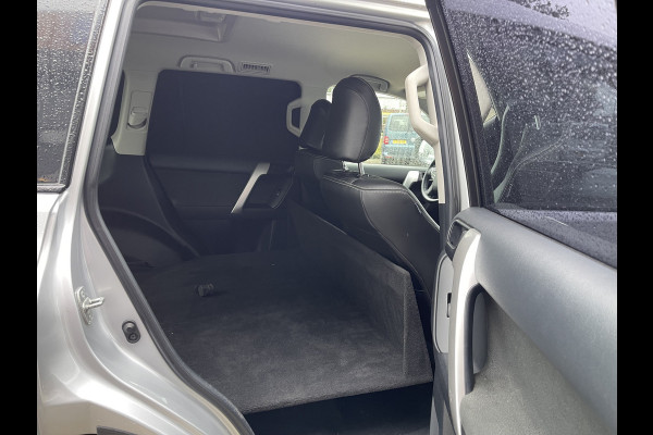 Toyota Land Cruiser 2.8 D-4D-F 177pk Challenger High Roof Blind Van 4x4 grijs kenteken / vaste prijs rijklaar € 34.950 ex btw / lease vanaf € 570 / trekhaak 3500 kg / zilver metallic / euro 6 diesel / leer / automaat