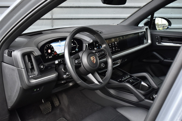 Porsche Cayenne 3.0 E-Hybrid 470pk SportDesign | Pano | Bijrij. Display | Matrix | ACC | 22'' Wielen | Trekhaak | Achterasbest. | Bose |