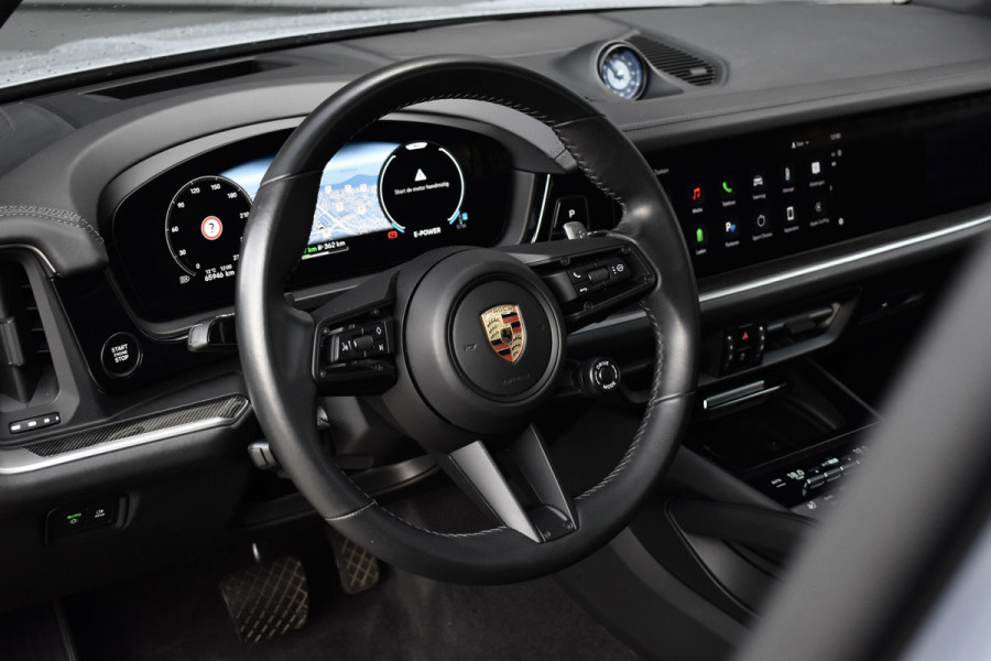 Porsche Cayenne 3.0 E-Hybrid 470pk SportDesign | Pano | Bijrij. Display | Matrix | ACC | 22'' Wielen | Trekhaak | Achterasbest. | Bose |