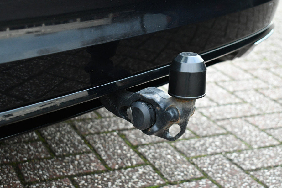 Volkswagen Golf 1.5 eTSI R-Line Pano 19inch Trekh IQ-light ACC Camera