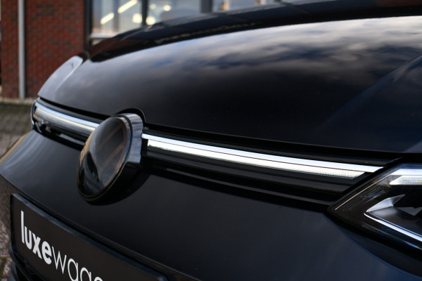 Volkswagen Golf 1.5 eTSI R-Line Pano 19inch Trekh IQ-light ACC Camera