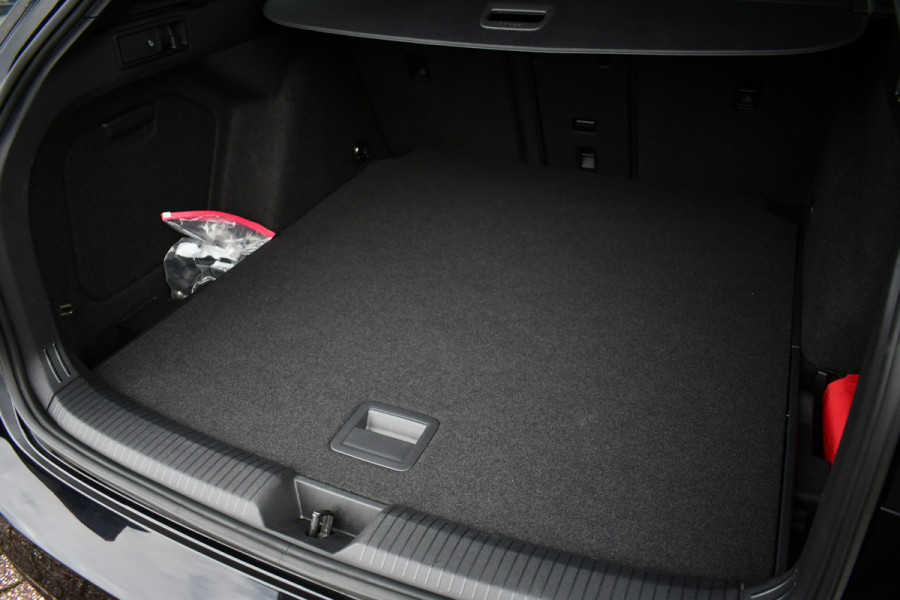 Volkswagen Golf 1.5 eTSI R-Line Pano 19inch Trekh IQ-light ACC Camera