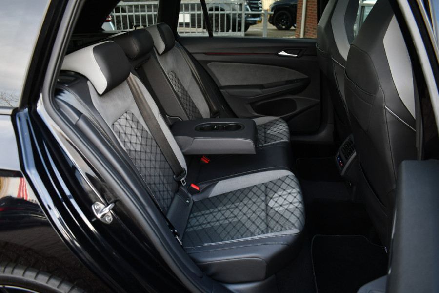 Volkswagen Golf 1.5 eTSI R-Line Pano 19inch Trekh IQ-light ACC Camera