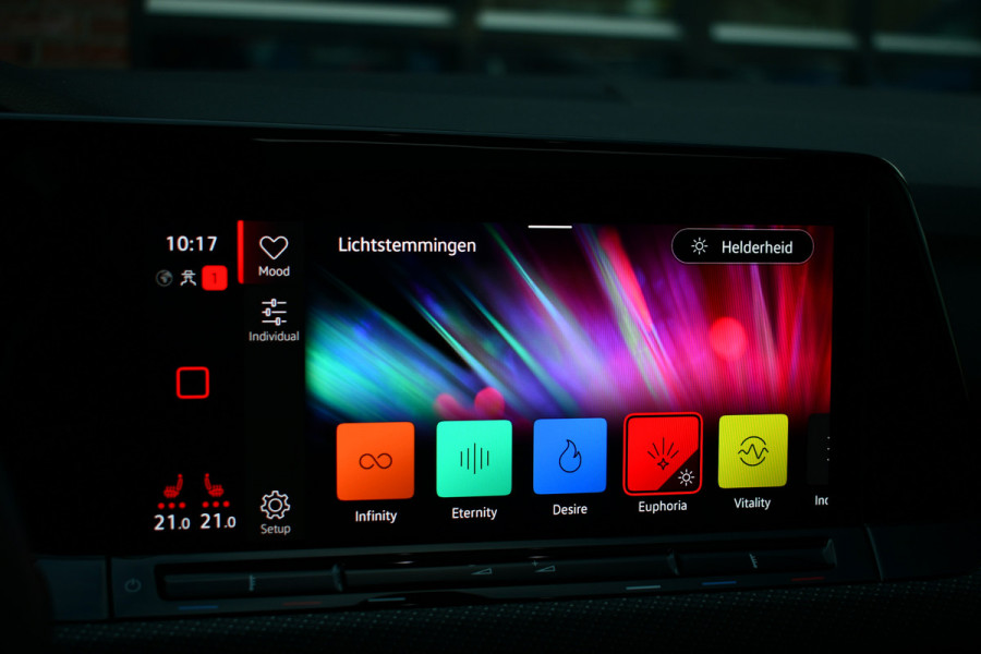 Volkswagen Golf 1.5 eTSI R-Line Pano 19inch Trekh IQ-light ACC Camera